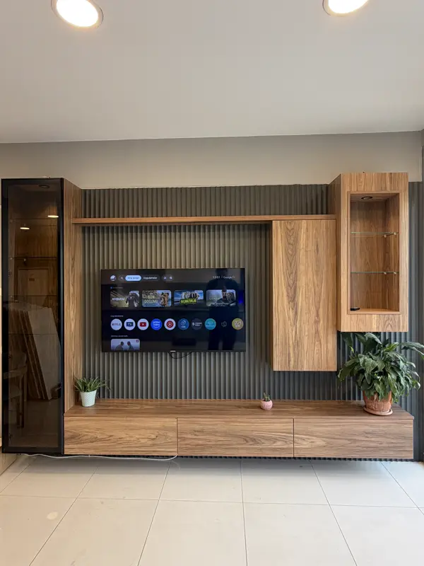 Ceviz desenli, füme cam vitrinli TV ünitesi