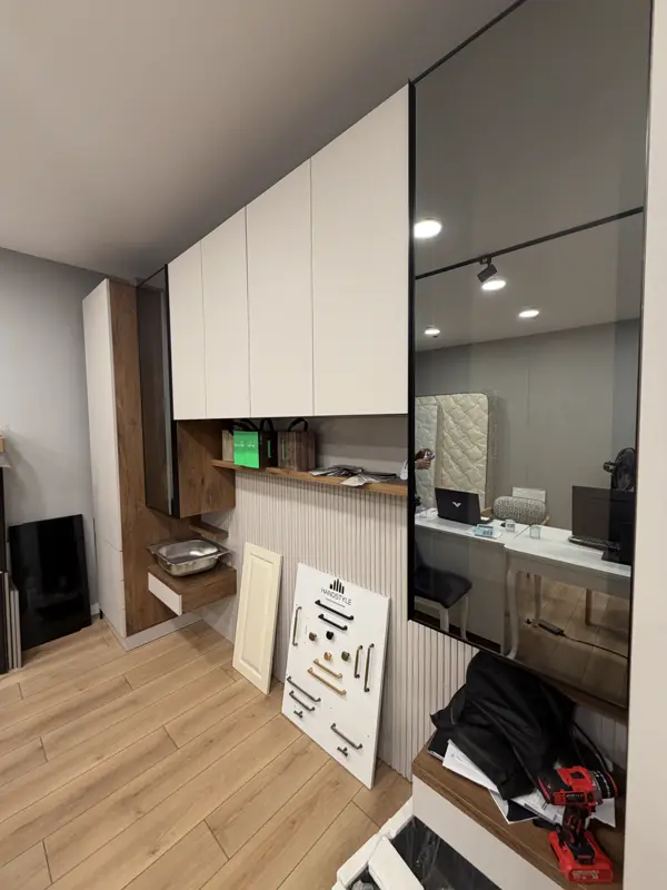Köprü üst dolaplar ve füme cam kapaklı modül